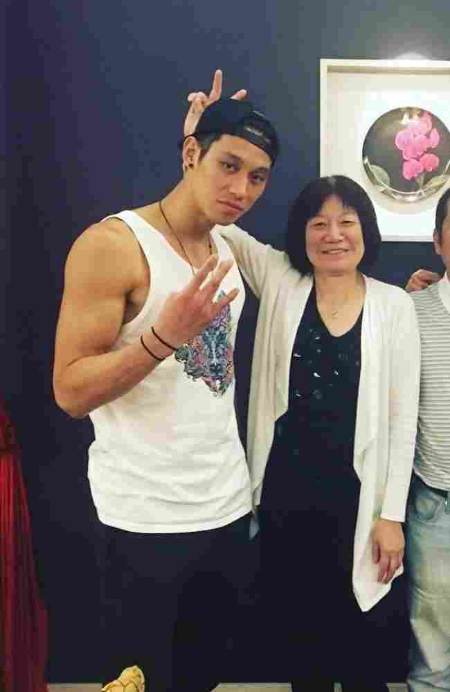 CBA北京男篮外援林书豪在个人社交媒体祝妈妈节日快乐